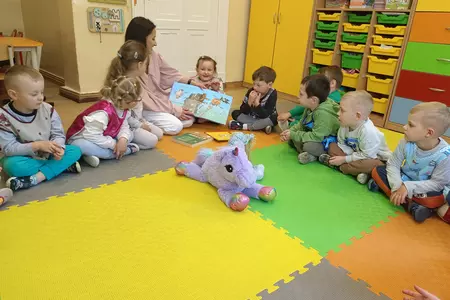 Czytanie na dywanie w przedszkolu