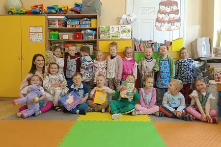 Czytanie na dywanie w przedszkolu