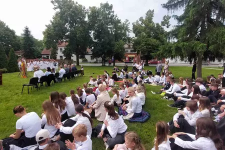 Genetyczna kopia dębu rogalińskiego posadzona w Czaczu
