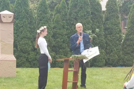 Genetyczna kopia dębu rogalińskiego posadzona w Czaczu
