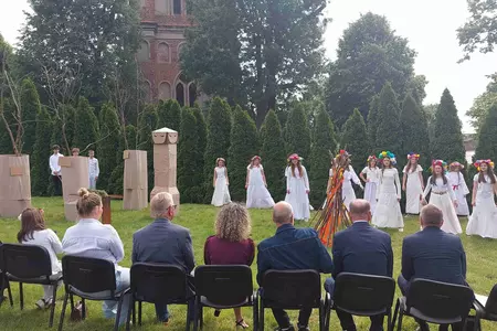 Genetyczna kopia dębu rogalińskiego posadzona w Czaczu