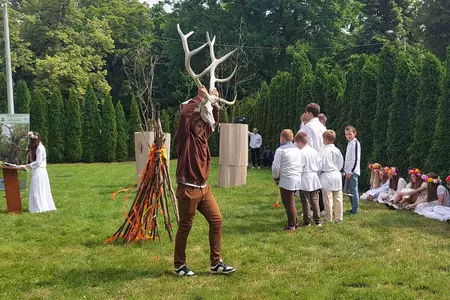 Genetyczna kopia dębu rogalińskiego posadzona w Czaczu