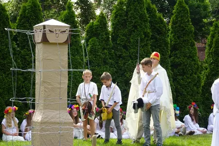 Genetyczna kopia dębu rogalińskiego posadzona w Czaczu
