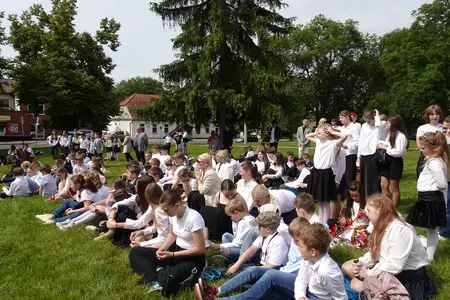 Genetyczna kopia dębu rogalińskiego posadzona w Czaczu