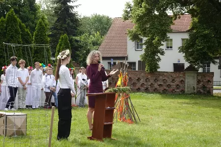 Genetyczna kopia dębu rogalińskiego posadzona w Czaczu