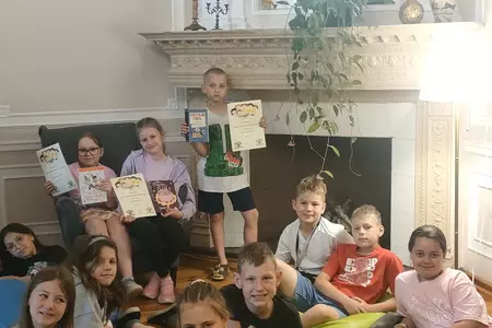 CZYTANIE PRZY KOMINKU