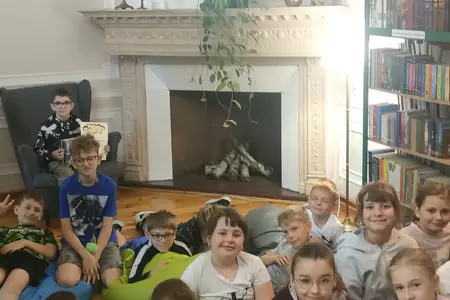 CZYTANIE PRZY KOMINKU