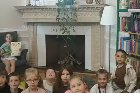 CZYTANIE PRZY KOMINKU