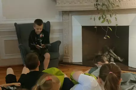 CZYTANIE PRZY KOMINKU
