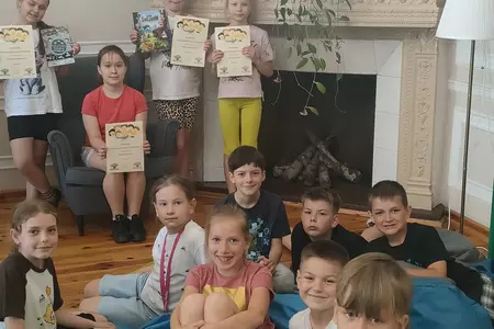 CZYTANIE PRZY KOMINKU