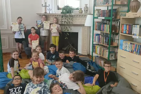 CZYTANIE PRZY KOMINKU